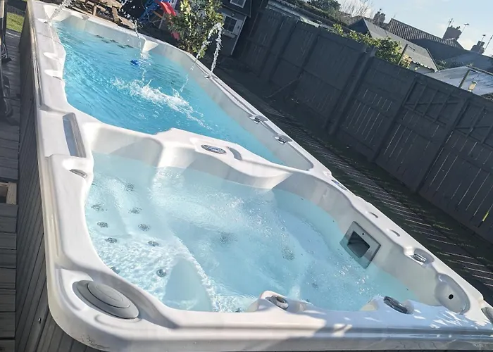 3 Bed Home, Pool-Hot Tub & Ev Charger