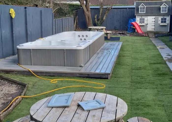3 Bed Home, Pool-Hot Tub & Ev Charger