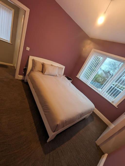 3 Bed Home, Pool-hot Tub & Ev Charger Holiday home *
