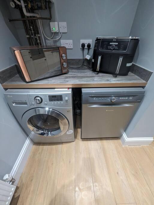 3 Bed Home, Pool-hot Tub & Ev Charger *